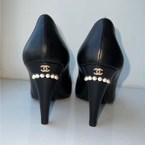 Authentic CHANEL black Leather Heel Pump with pearls and gold CC’s